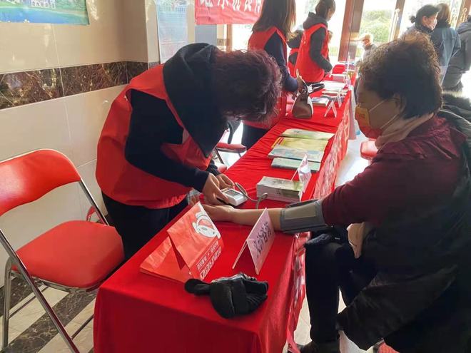 服務零距離！學雷鋒便民服務扎根巒山社區，文化藝術咨詢暖人心